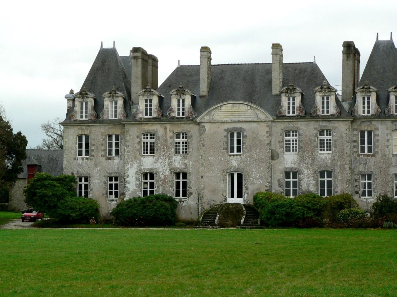 A chateau with a chapel 