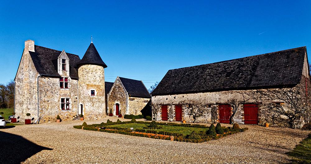 Small chateau with annexed chapel