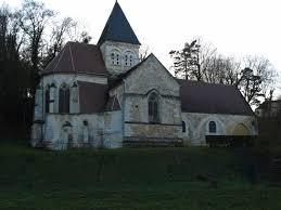 Lateral facade of a 12th century church with a sided view of the choir and the bell tower