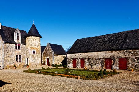 Small chateau with annexed chapel