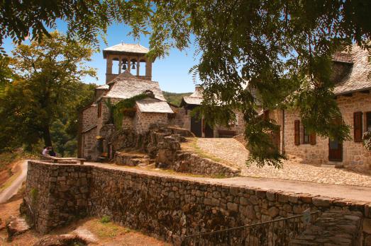 Church of Bes-Bedene, Campouriez